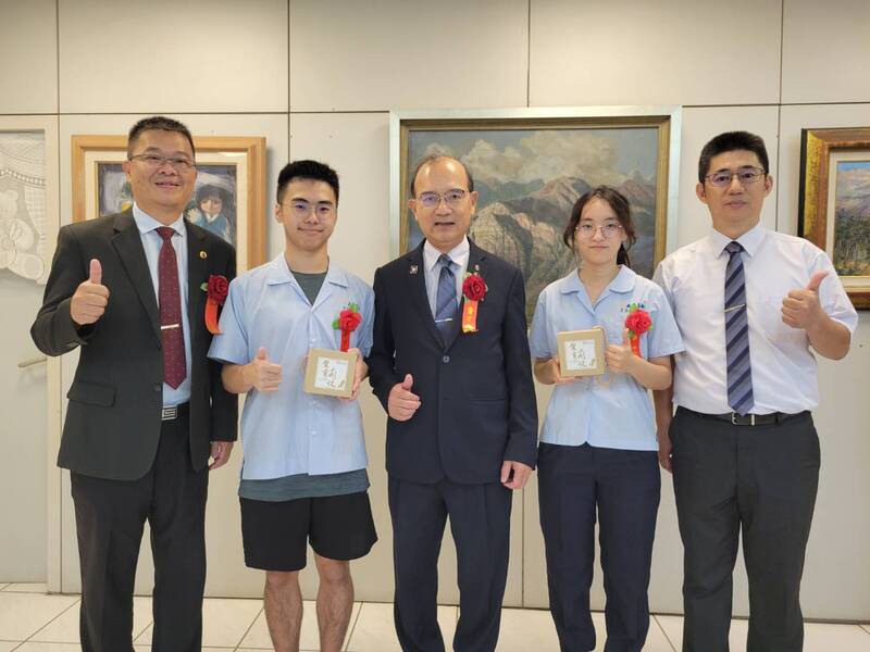 校長、會長與同學合照